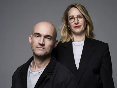 Dries Verhoeven en Rieke Vos. Foto door Robin de Puy. Liggend